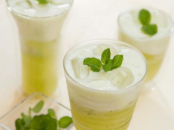 Sumo de ananás e gengibre com hortelã 