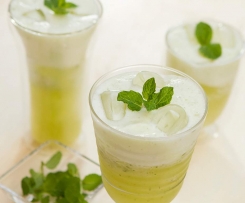 Sumo de ananás e gengibre com hortelã 