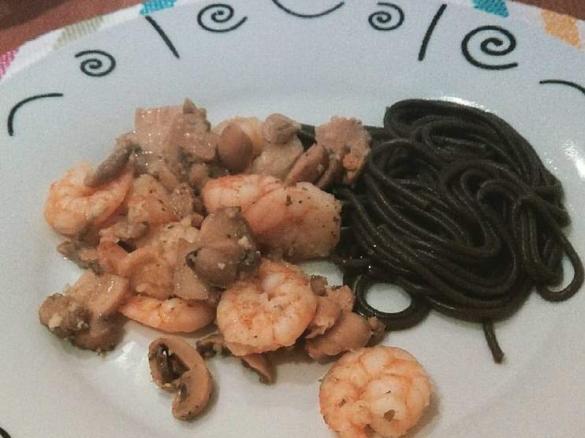 Gambas salteadas com cogumelos e gengibre