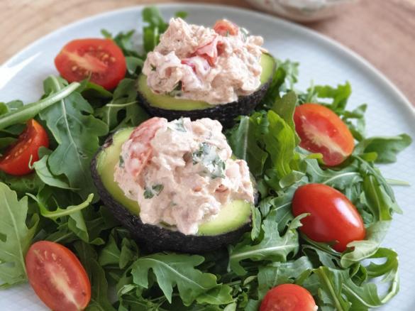 Barquinhos de abacate recheados com pasta de atum