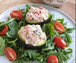 Barquinhos de abacate recheados com pasta de atum