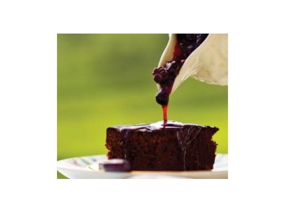Brownie com nozes e molho de frutos silvestres