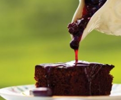 Brownie com nozes e molho de frutos silvestres