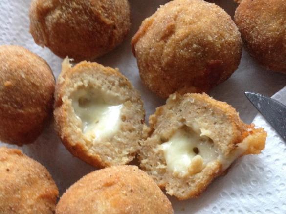 Bolinhas de frango recheadas com queijo