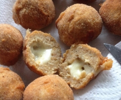 Bolinhas de frango recheadas com queijo
