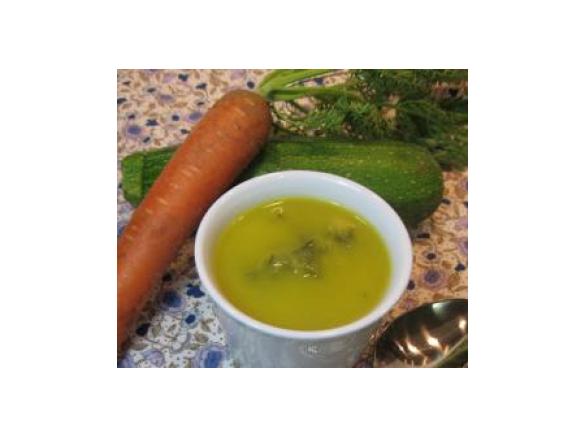 Sopa de raiz de aipo e rama de cenoura