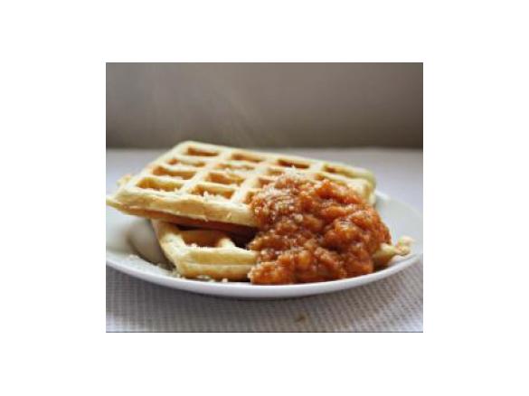 Waffles de Parmesão com Molho de Tomate e Pimentos