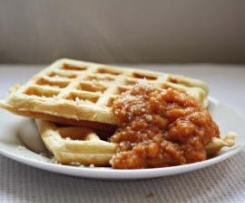 Waffles de Parmesão com Molho de Tomate e Pimentos