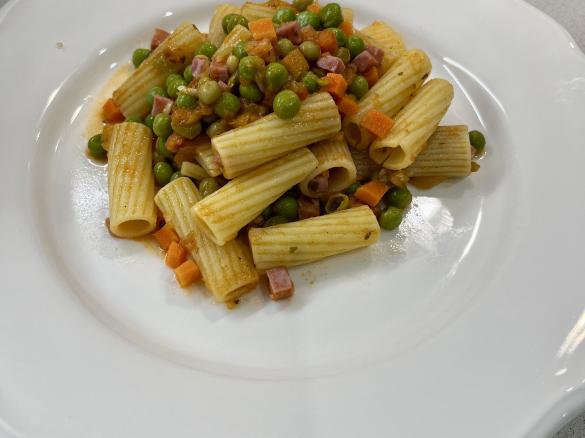 Penne de fiambre e ervilhas