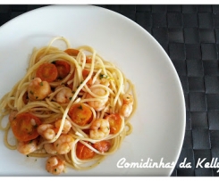 Camarões picantes com alho e tomate cereja