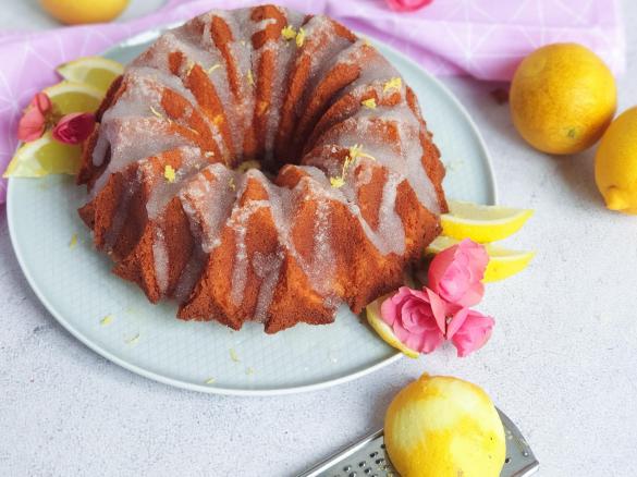 Bolo de limão com cobertura crocante