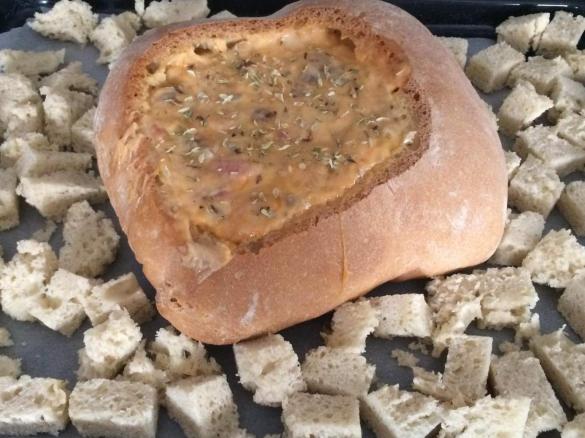 Pão recheado com bacon, cogumelos e camarão