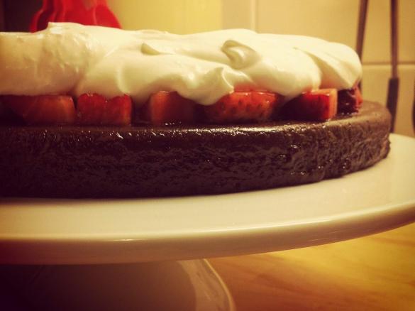 Bolo de Chocolate com Morangos e Natas