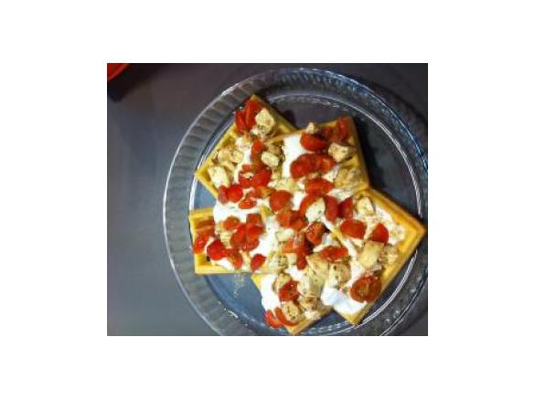 Waffles salgados com molho de iogurte e ervas aromáticas