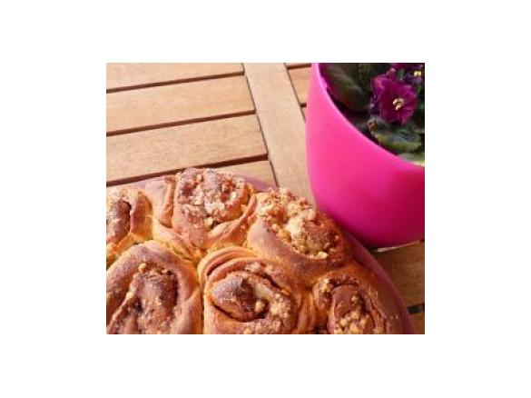 Pão doce enrolado com caramelo de noz, canela e limão