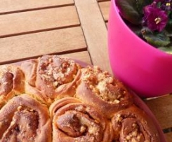 Pão doce enrolado com caramelo de noz, canela e limão