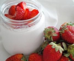 Iogurte com pedaços de morango