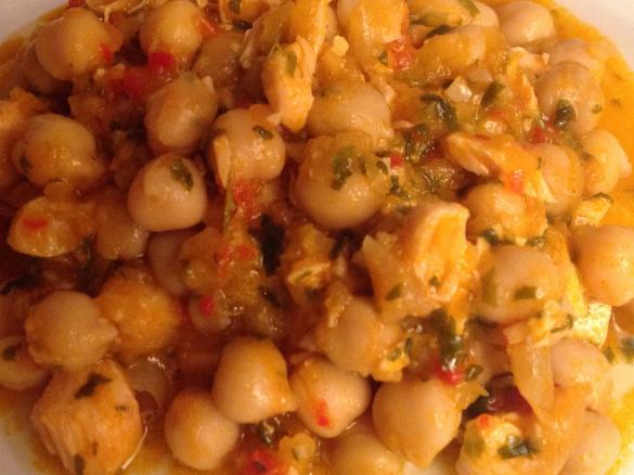 Salmão com grão de bico 