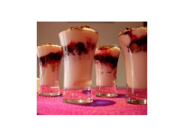 Shots Doces de Cereja e Iogurte