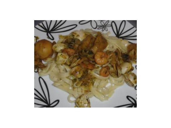 Tagliateli c/ choquinhos e frutos do mar em molho de açafrão