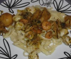 Tagliateli c/ choquinhos e frutos do mar em molho de açafrão