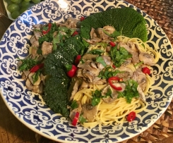 Esparguete com molho de cogumelos shiitake e peperoncino