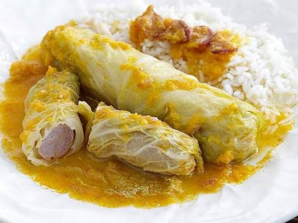 Salsichas enroladas em couve lombarda