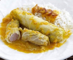 Salsichas enroladas em couve lombarda