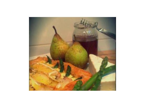 Espargos em Cama Folhada, com Brie, Pêra e Fio de Mel