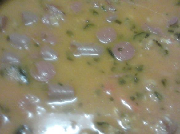 Arroz com salchichas e legumes