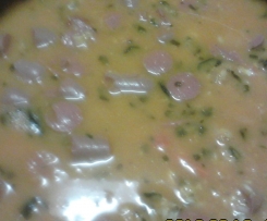 Arroz com salchichas e legumes