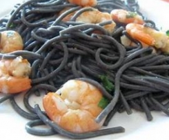 Gambas com esparguete nero