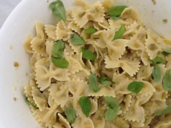 Farfalle de azeitonas e mozarella