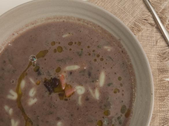 Sopa de feijão preto, caldo verde e massa