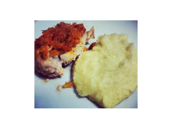 Peito de frango recheado, com crosta de tomate e puré de batata