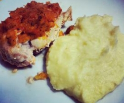 Peito de frango recheado, com crosta de tomate e puré de batata