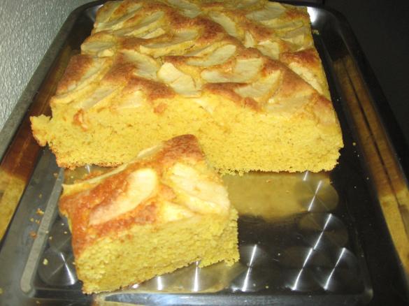 Bolo de iogurtes com cobertura de maçã