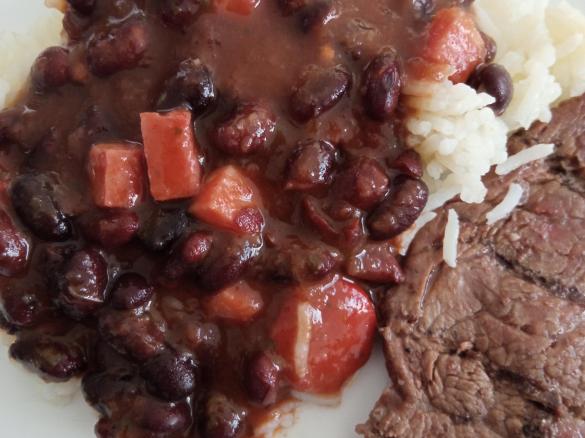 Feijão preto com bacon e linguiça