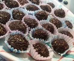 "Brigadeiros" de bolacha Maria
