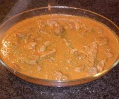 Carne de vaca estufada com puré de batata e cenoura