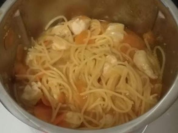 Frango com esparguete