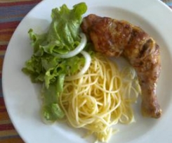 Frango assado com esparguete