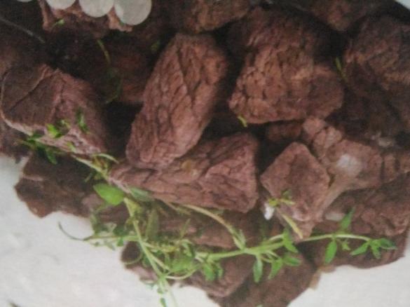 Carne de Vitela no copo em vinho novo