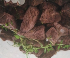 Carne de Vitela no copo em vinho novo