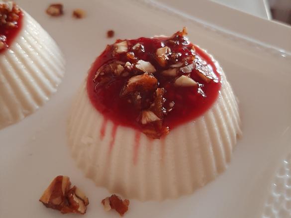 Panacota com Molho de Framboesa e Amêndoa Caramelizada