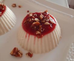 Panacota com Molho de Framboesa e Amêndoa Caramelizada