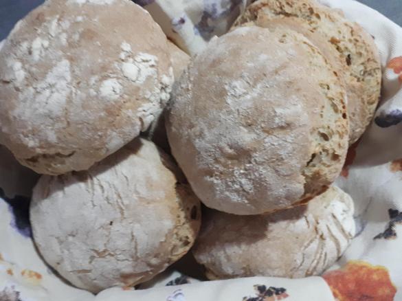 Pãezinhos de cereais com massa-mãe