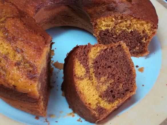 Bolo mármore de cenoura e chocolate