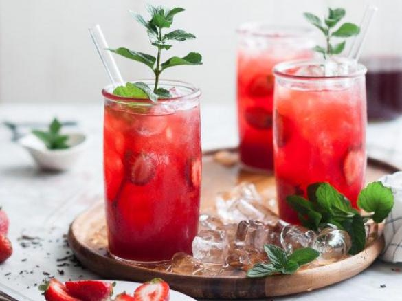 Chá Gelado de Morango e Hortelã