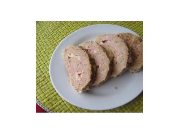 Rolo de carne no forno, com recheio de queijo e fiambre